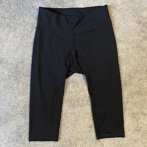 Old Navy cut-out cropped active leggings